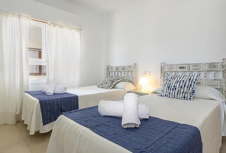 Schlafzimmer mit Einzelbetten und Fenster