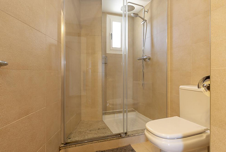 Badezimmer mit Dusche und WC