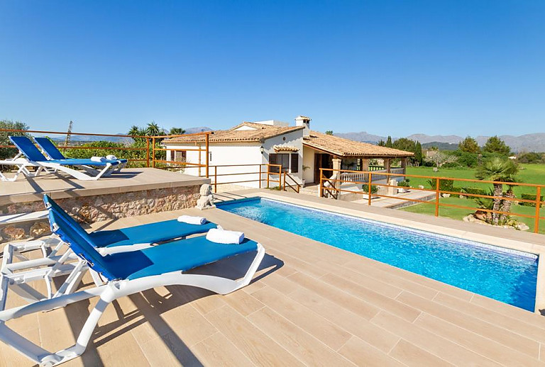 Sonnenliegen auf der Poolterrasse