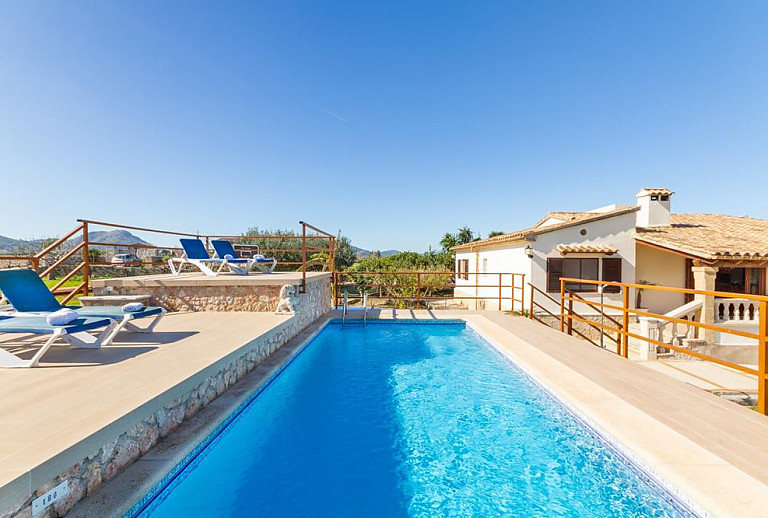 Pool und Sonnenliegen vor der Finca