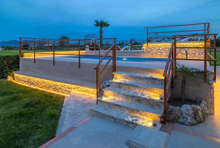 Pool mit Treppe im Garten