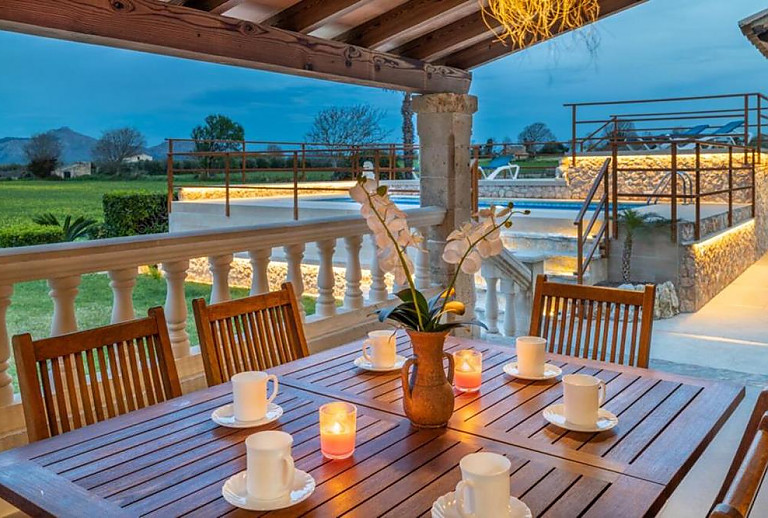 Terrasse mit Vordach und Esstisch