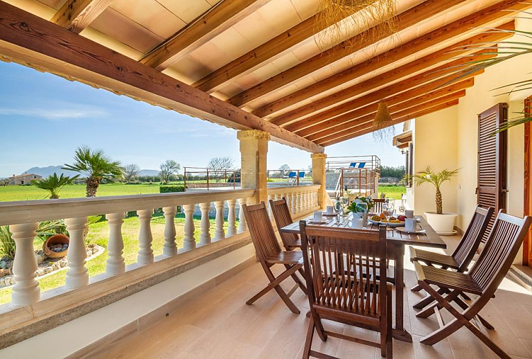 Terrasse mit Vordach und Esstisch