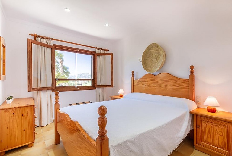 Schlafzimmer mit Doppelbett und Kommode