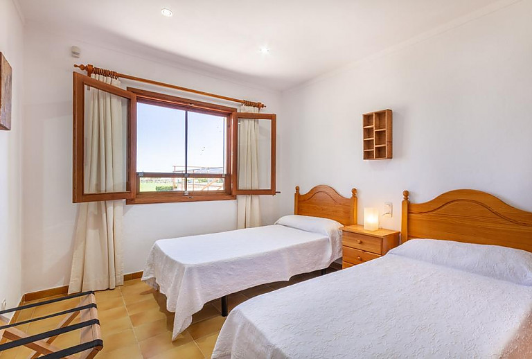Schlafzimmer mit Einzelbetten und Fenster