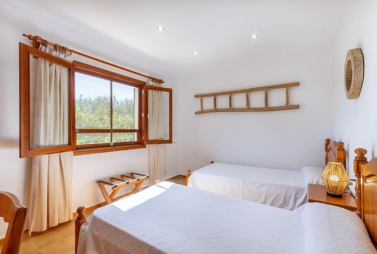 Schlafzimmer mit Einzelbetten und Fenster