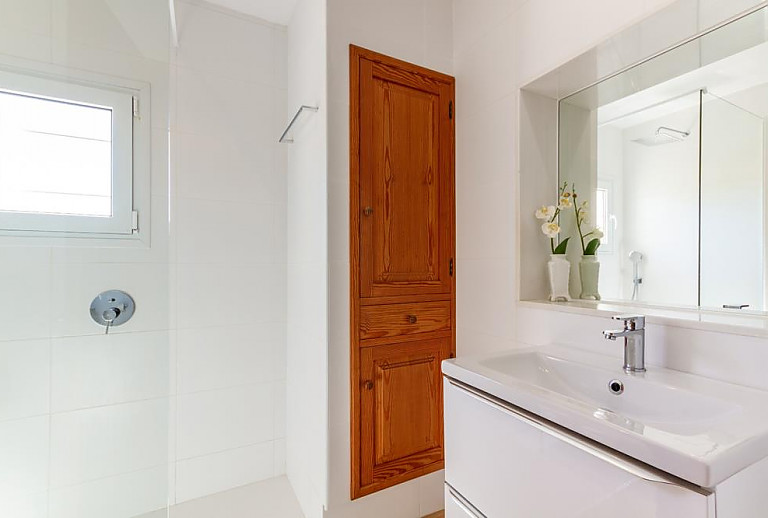 Bad mit Spiegel und Waschbecken