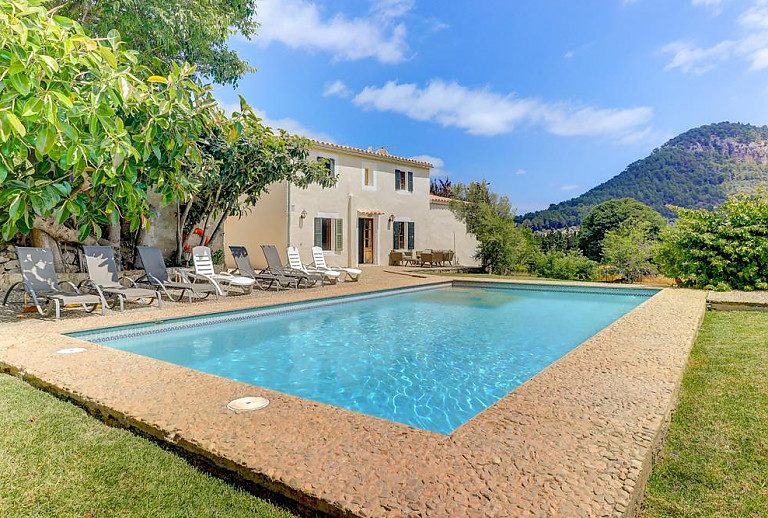 Pool vor der Finca mit Sonnenliegen