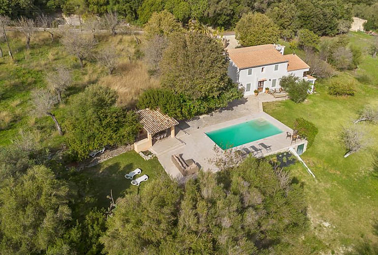Luftaufnahme vom Pool vor der Finca