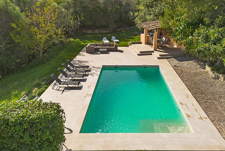 Garten mit Pool und Sonnenliegen