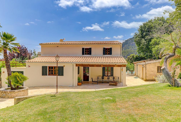 Garten mit Rasen vor der Finca