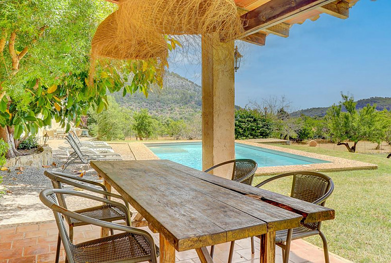 Terrasse mit Vordach und Esstisch