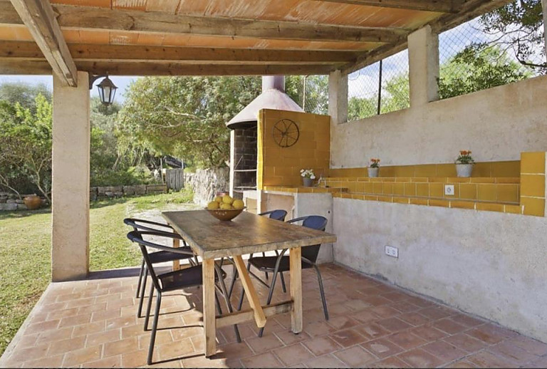 Grill und Esstisch im Garten