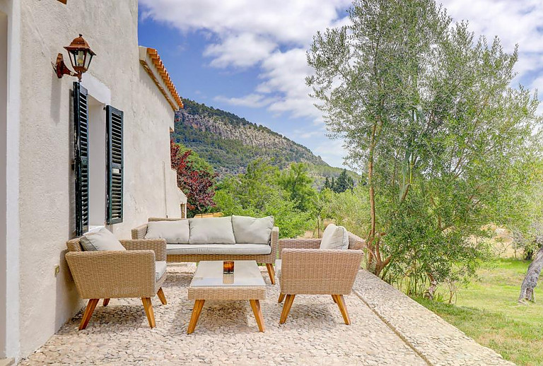 Sitzmöbel vor der Finca mit Blick in den Garten