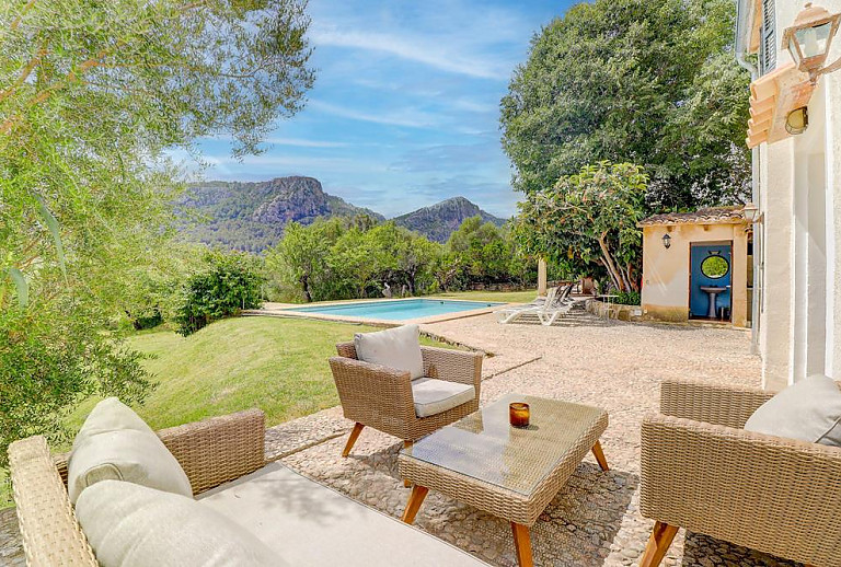 Sitzmöbel vor der Finca mit Blick auf den Pool