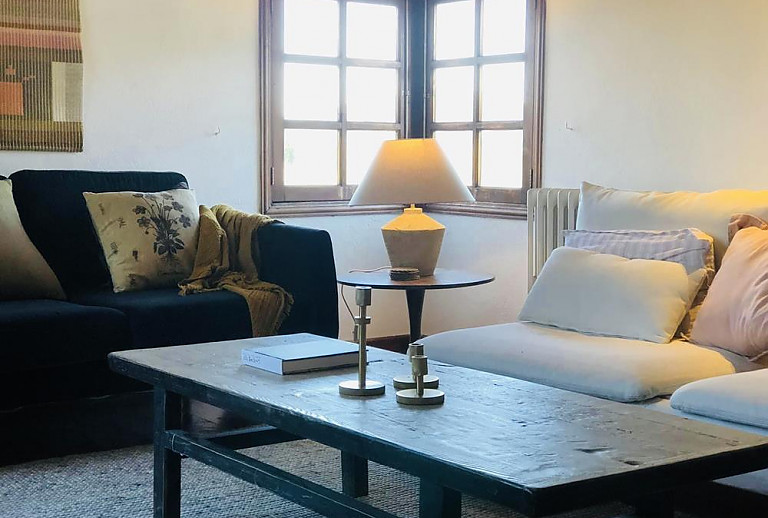 Couchtisch und Sofa im Wohnzimmer