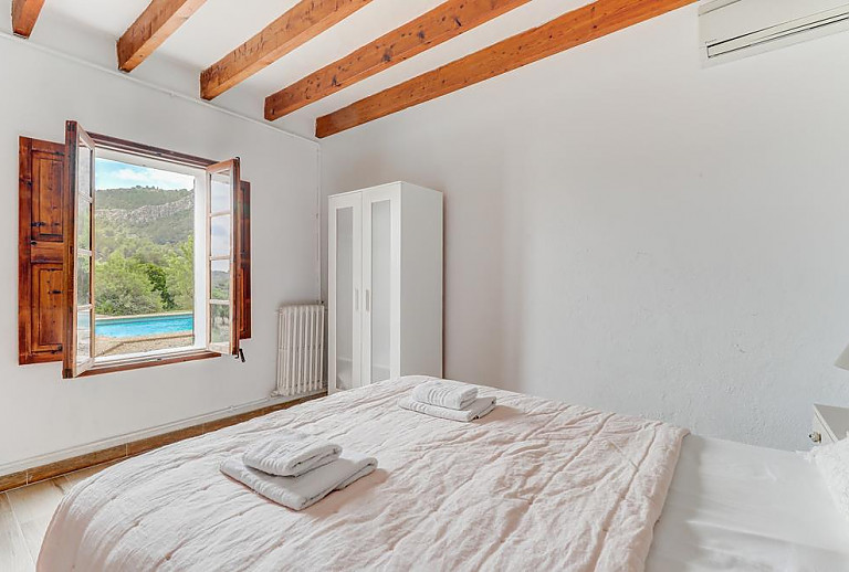 Schlafzimmer mit Doppelbett und Kleiderschrank