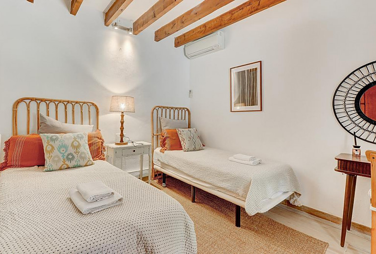 Schlafzimmer mit Einzelbetten und Nachttisch