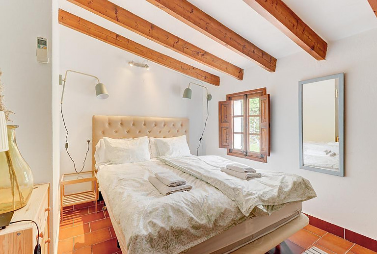 Schlafzimmer mit Doppelbett und Fenster