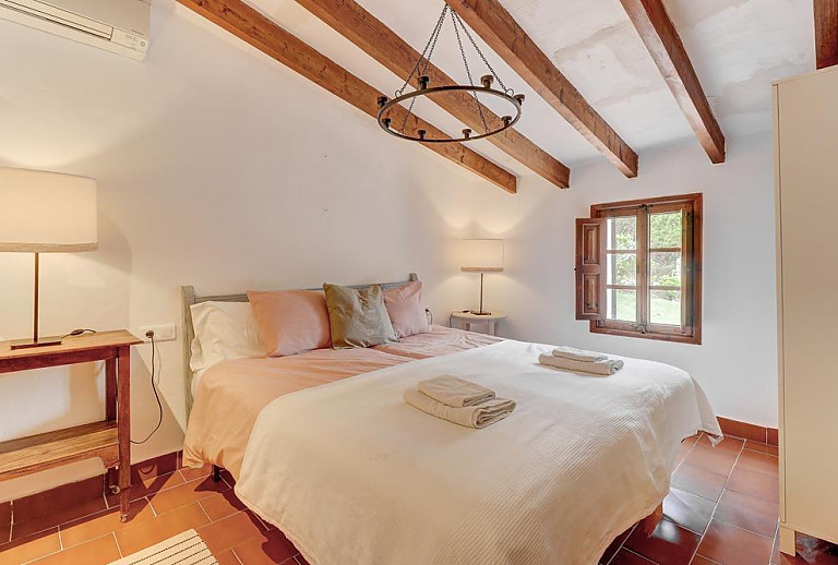 Schlafzimmer mit Einzelbett und Fenster