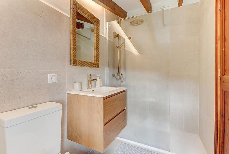 Bad mit Dusche und Waschbecken