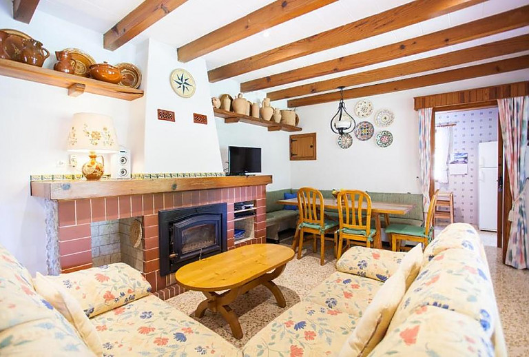 Wohnzimmer mit Kamin und Couch