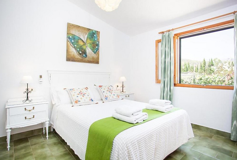 Schlafzimmer mit Doppelbett und Fenster