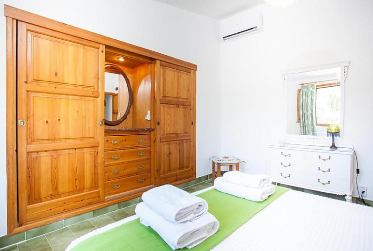 Schlafzimmer mit Doppelbett und Kleiderschrank