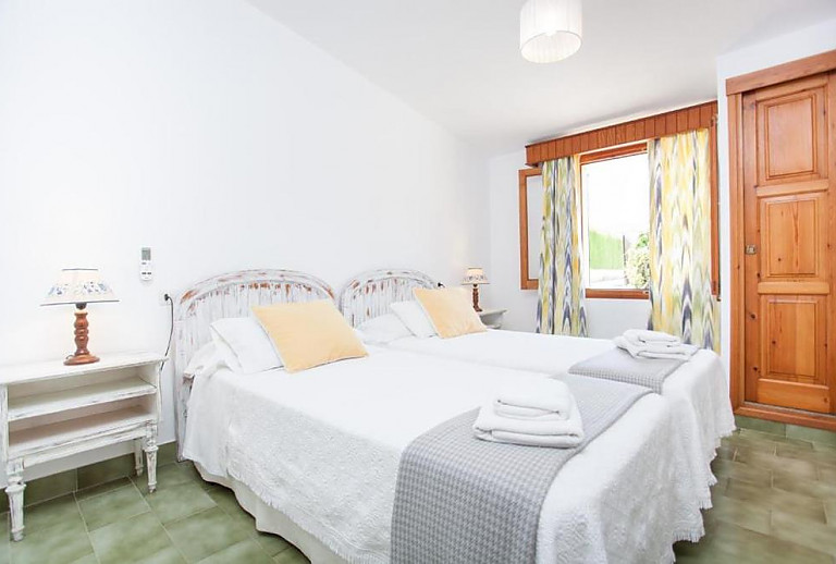Schlafzimmer mit Einzelbetten und Fenster