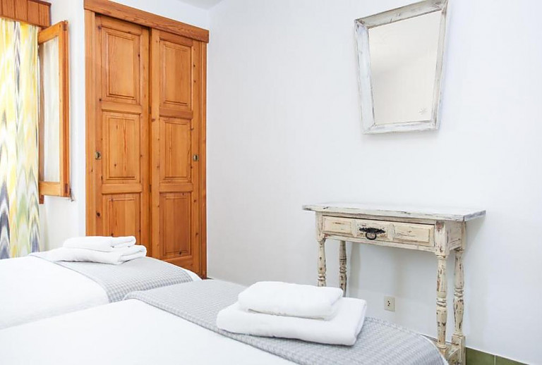 Schlafzimmer mit Einzelbetten und Spiegel
