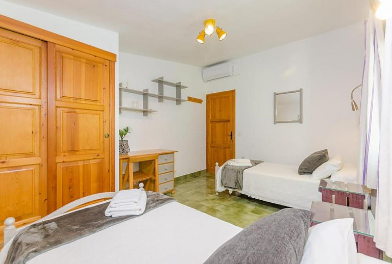 Schlafzimmer mit Einzelbetten und Kleiderschrank