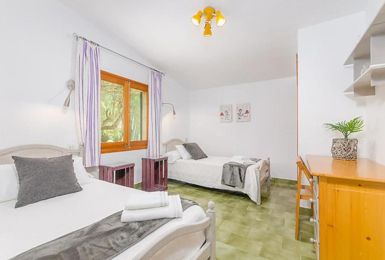 Schlafzimmer mit Einzelbetten und Fenster