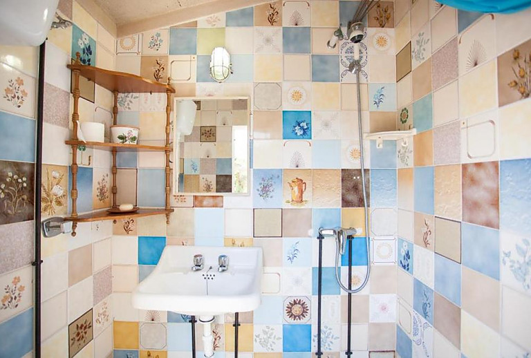 Badezimmer mit Dusche und Waschbecken