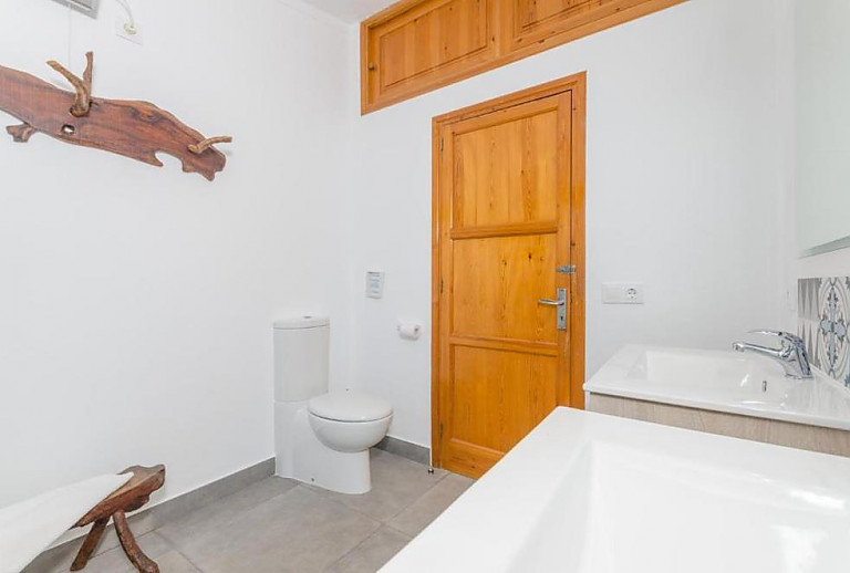 Bad mit Waschbecken und WC