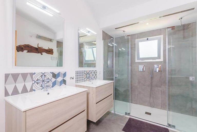 Dusche und Waschbecken im Badezimmer