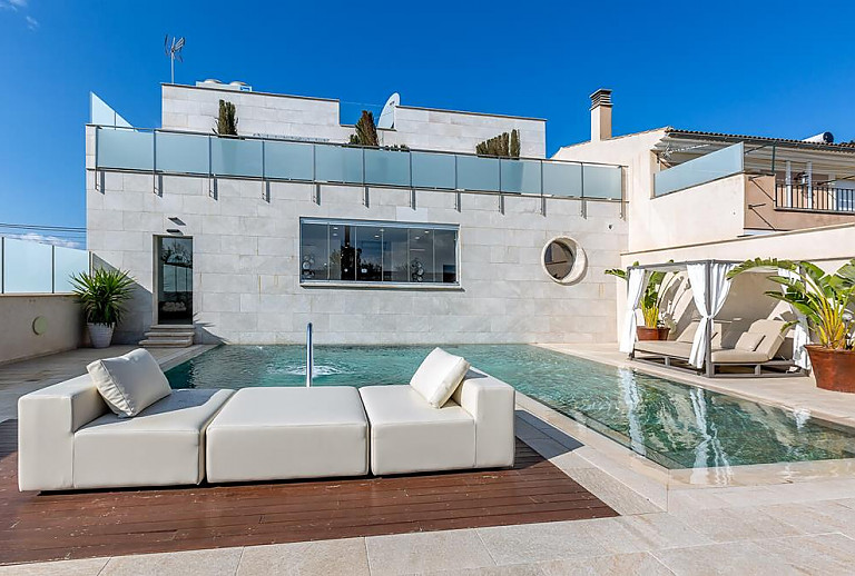 Sofa am Pool vor dem Ferienhaus