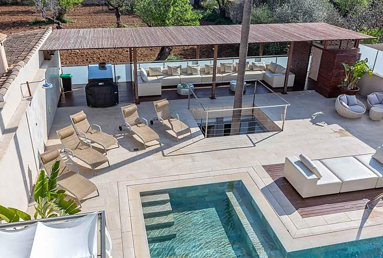 Sonnenliegen und Loungemöbel am Pool