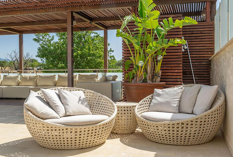 Korbsessel auf der Poolterrasse