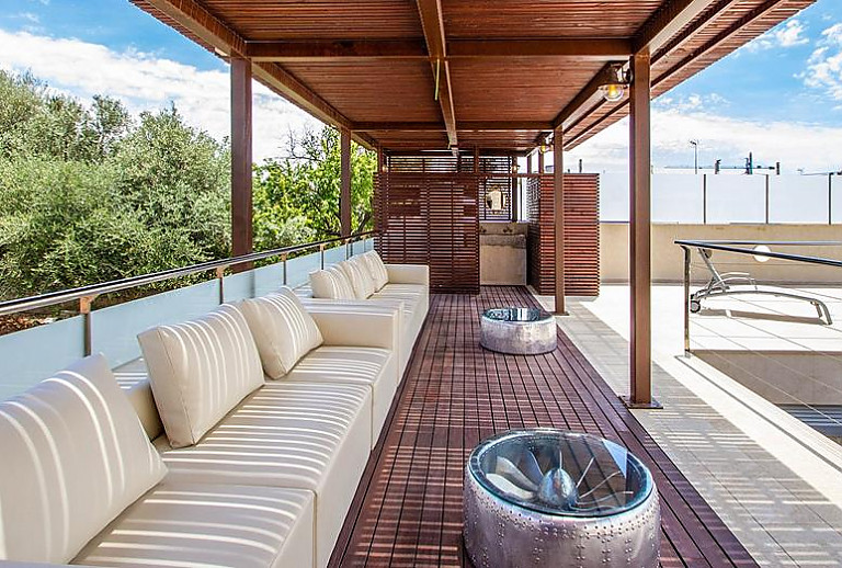 Terrasse mit Vordach und Loungemöbeln