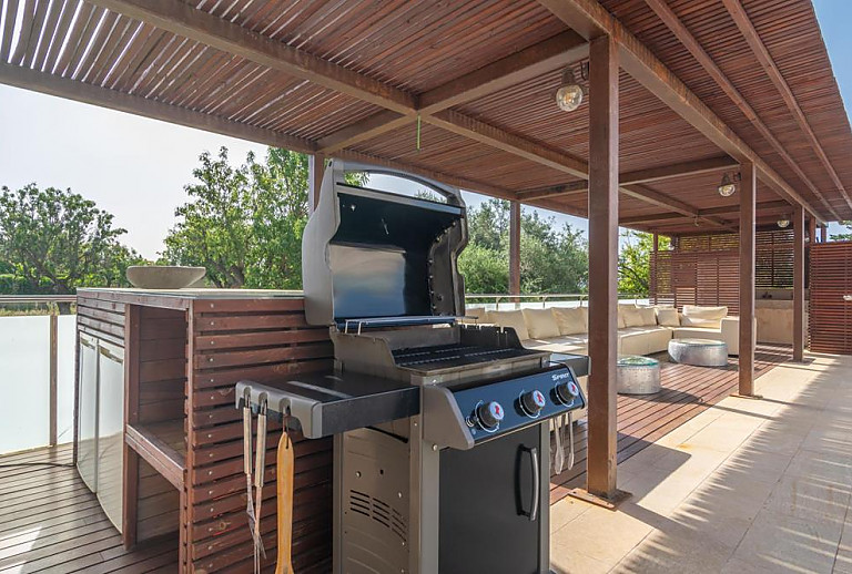 Gasgrill und Sofas auf der Terrasse