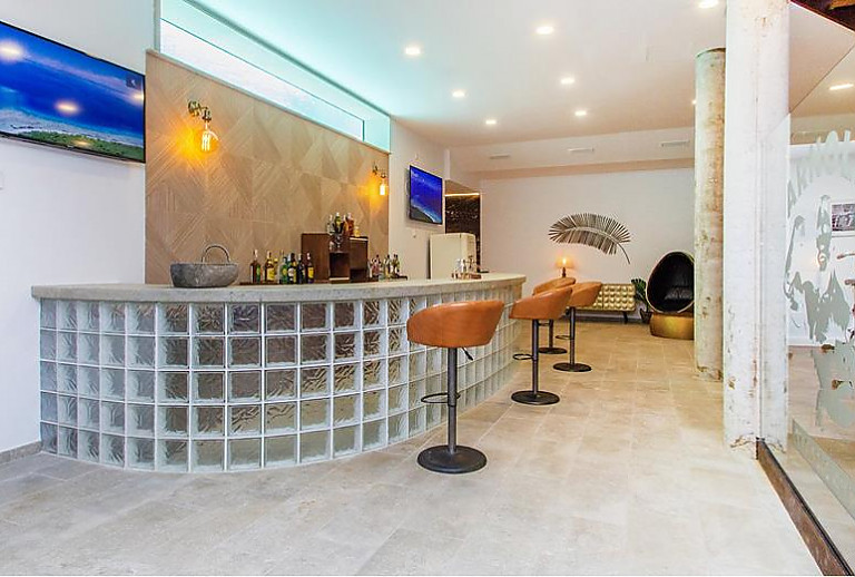 Bar mit Stühlen vor dem Fitnessbereich