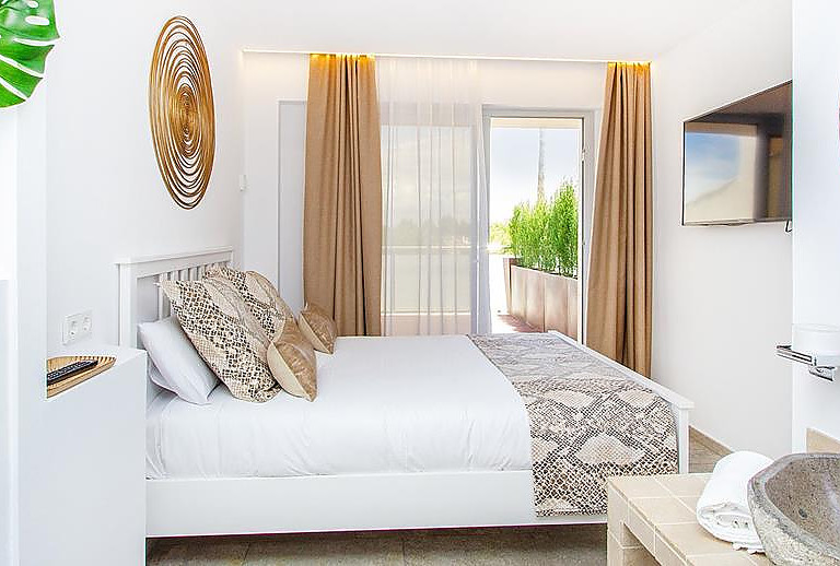 Schlafzimmer mit Doppelbett und Terrasse