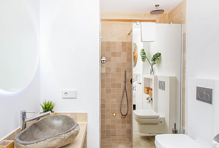 Bad mit Dusche und Waschbecken