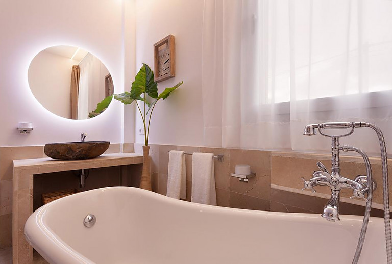 Wanne und Waschtisch im Bad
