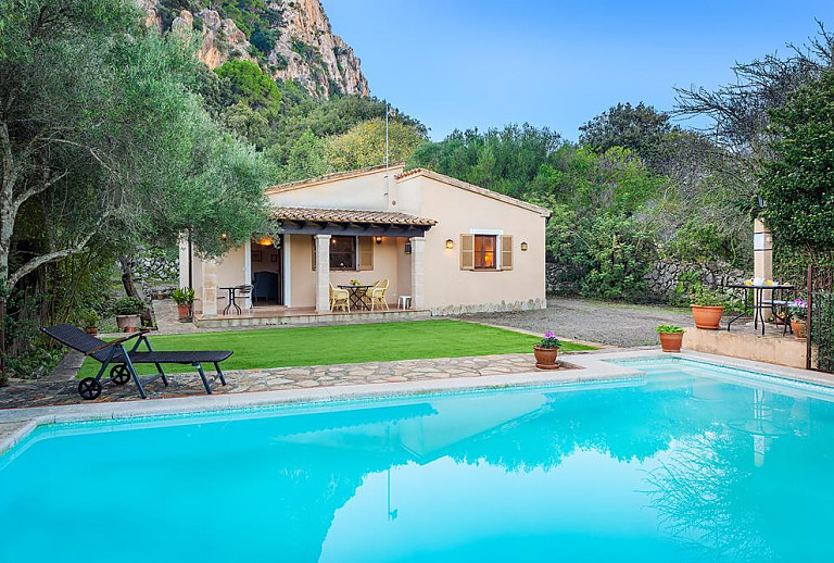 Pool und Sonnenliegen vor der Finca