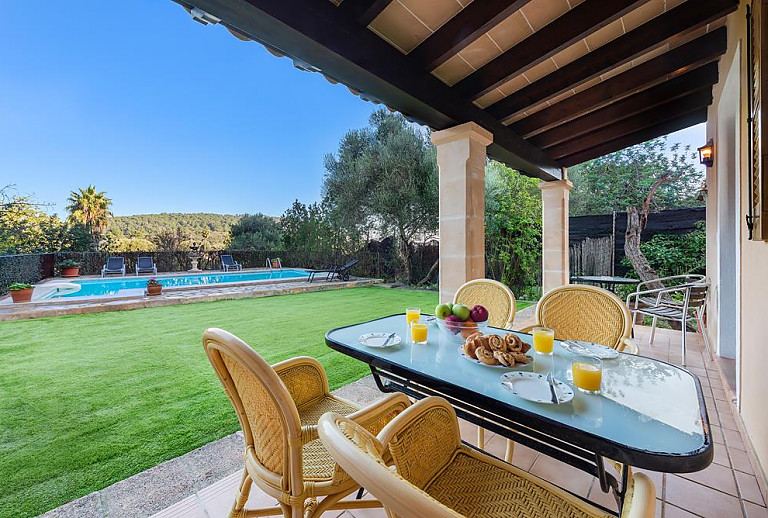 Terrasse mit Vordach und Esstisch