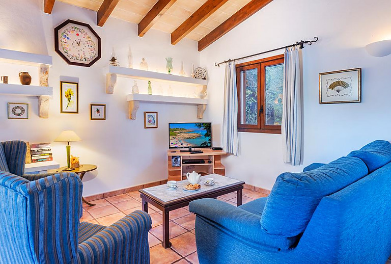 Wohnzimmer mit Fernseher und Couch