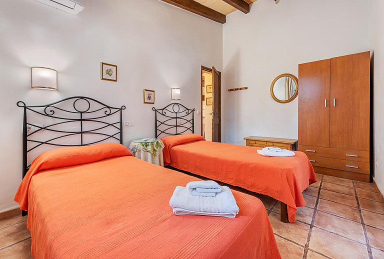 Schlafzimmer mit Einzelbetten und Kleiderschrank
