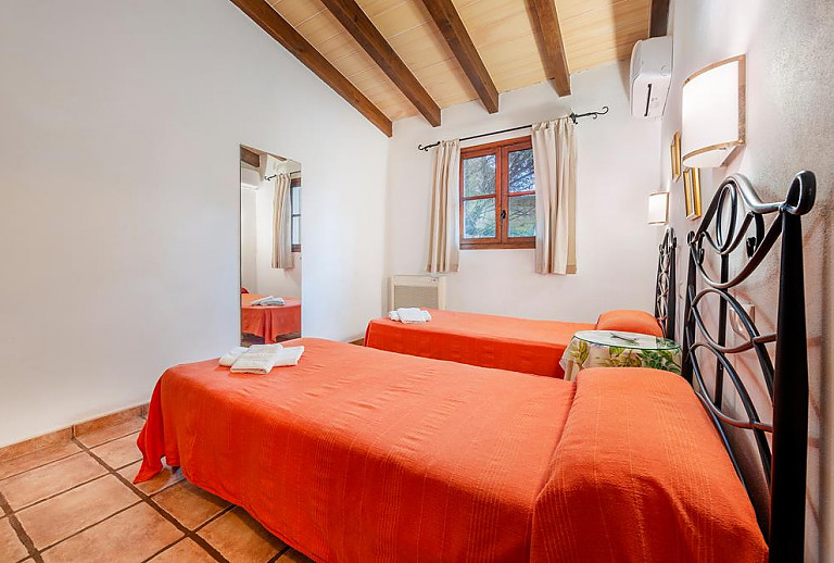 Schlafzimmer mit Einzelbetten und Spiegel