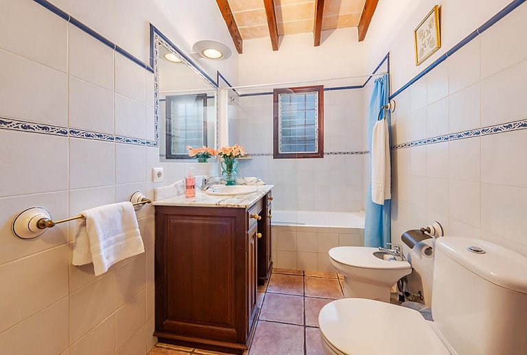 Badezimmer mit Duschwanne und WC